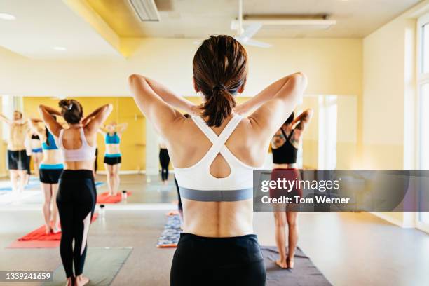 women posing in front of mirror doing hot yoga - sutiã para esportes - fotografias e filmes do acervo