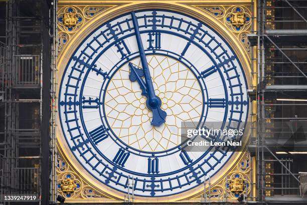 Queen First Using Clock Elizabeth Clock Photos and Premium High Res Pictures - Getty Images