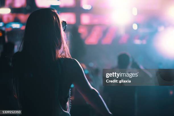 mulher curtindo uma festa de concerto - festivaleiro - fotografias e filmes do acervo