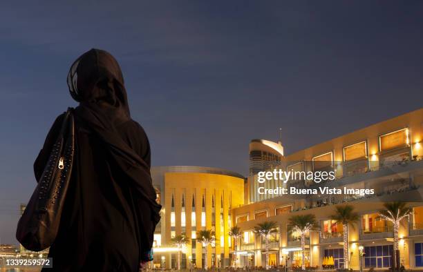 arab woman watching a shopping mall - arab shopping stockfoto's en -beelden