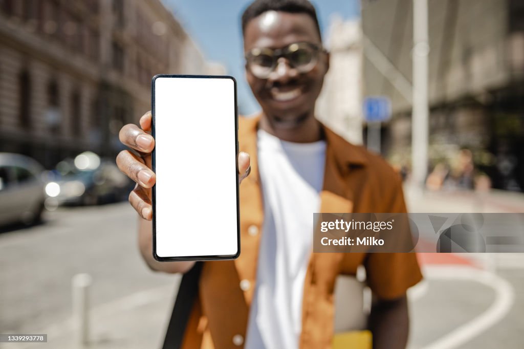 Jovem segurando tela isolada do smartphone