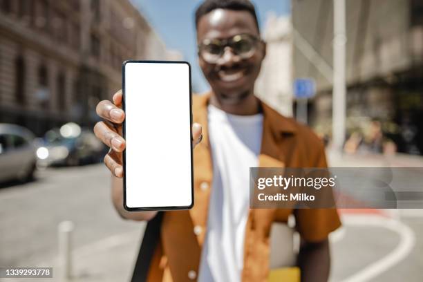 young man holding isolated smartphone screen - modelos homens imagens e fotografias de stock