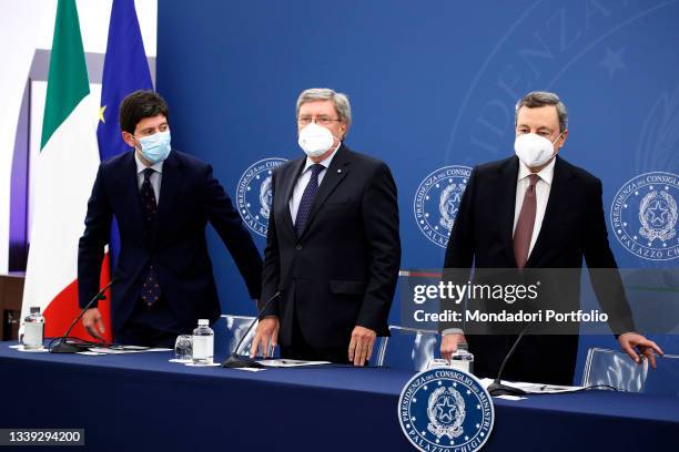 Conferenza stampa al termine del Consiglio dei ministri. Nella foto Il Ministro della Salute, Roberto Speranza, il ministro delle Infrastrutture e...