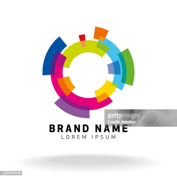 illustrazioni stock, clip art, cartoni animati e icone di tendenza di segmenti dinamici del simbolo del marchio del cerchio colorato - colore descrittivo