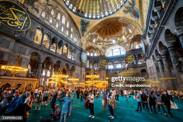 große gruppe von menschen und touristen besuchen heilige hagia sophia große moschee (ayasofya-i kebir cami-i şerifi), istanbul türkei - hagia sophia stock-fotos und bilder
