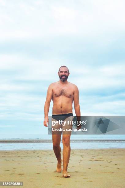 man in swimsuit walking from the sea - bermuda beach imagens e fotografias de stock