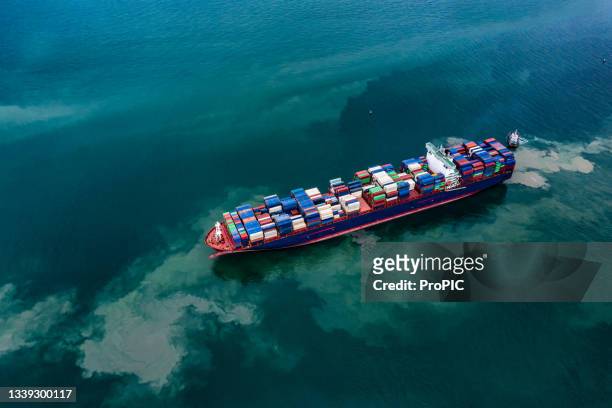 container ship in export and import business and logistics. shipping cargo to harbor by crane. water transport international. aerial view and top view. - containerschiff stock-fotos und bilder