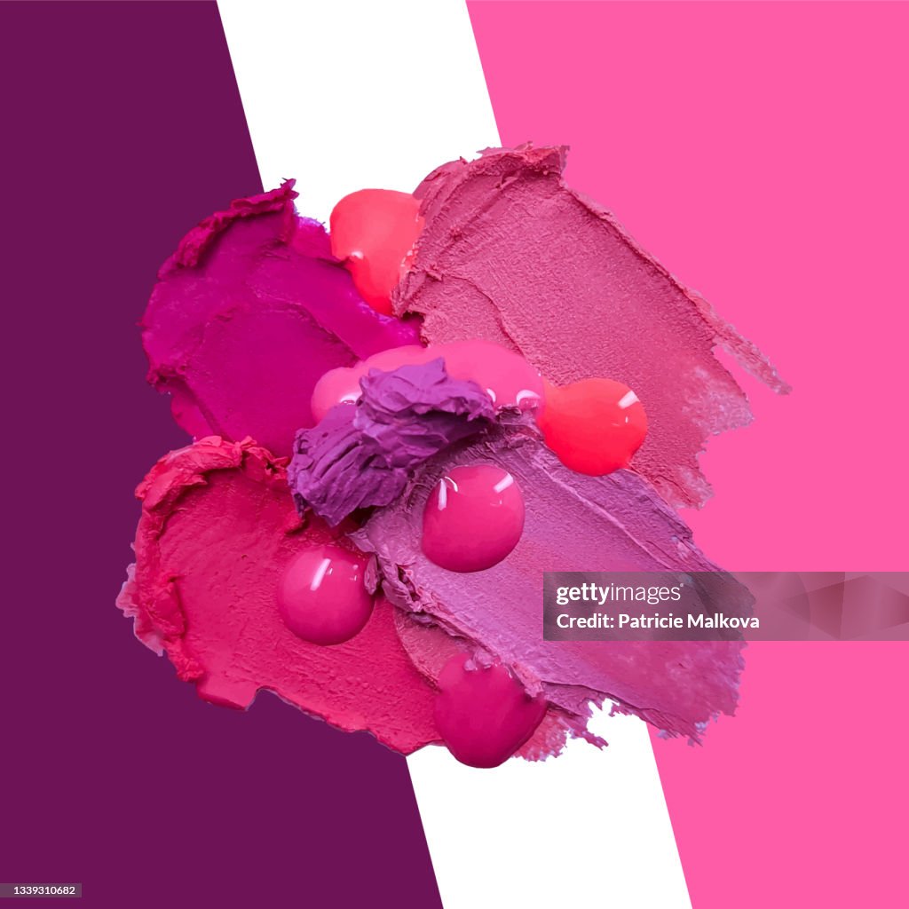 Manchas de lápiz labial roja y rosa realistas vectoriales con gotas de esmalte de uñas, fondo de amor, composición de cosméticos, diseño de maquillaje, pinceladas de brillo de labios, fondo texturizado esteticista, composición de maquillaje