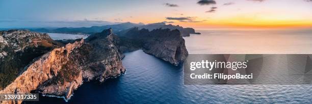 luftaufnahme von cap de formentor bei sonnenuntergang, insel palma de mallorca - headland stock-fotos und bilder