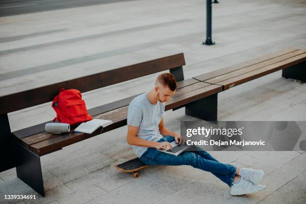 étudiant en dehors du collège - bluetooth photos et images de collection