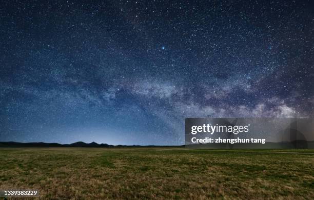 the milky way over the mountains of wulanbutong - 高動態範圍成像 個照片及圖片檔