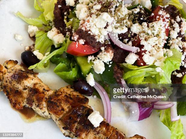 chicken souvlaki & greek salad on white plate - feta cheese imagens e fotografias de stock
