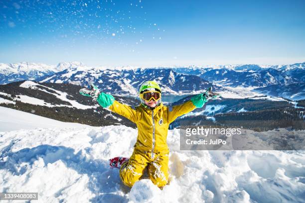 kind mit spaß im skigebiet - österreich winter stock-fotos und bilder