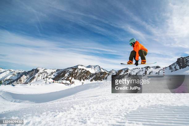 skifahren in den bergen - snowboard stock-fotos und bilder