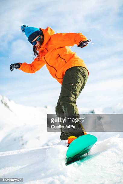 skier en montagne - sport d'hiver photos et images de collection