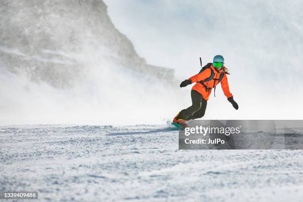 skiing in mountains - female skier stockfoto's en -beelden