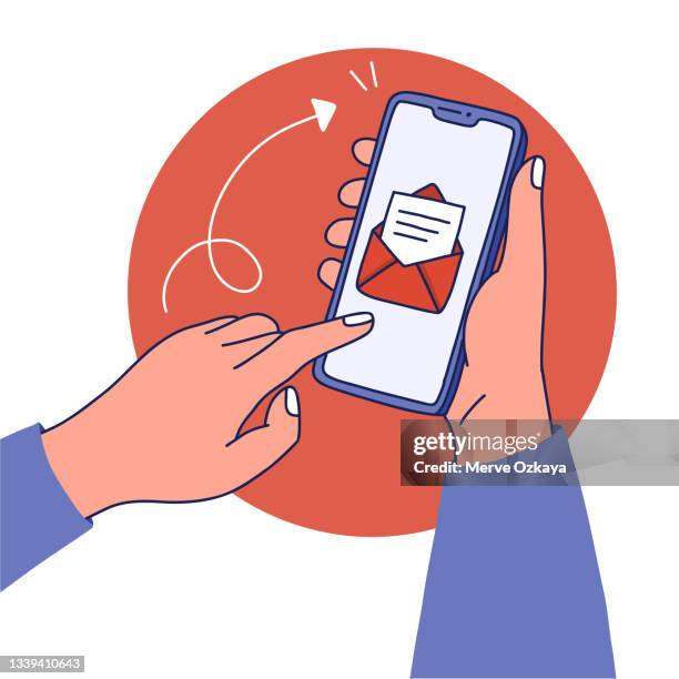 illustrazioni stock, clip art, cartoni animati e icone di tendenza di mano con l'applicazione di posta elettronica su smartphone - vaschetta portacorrispondenza