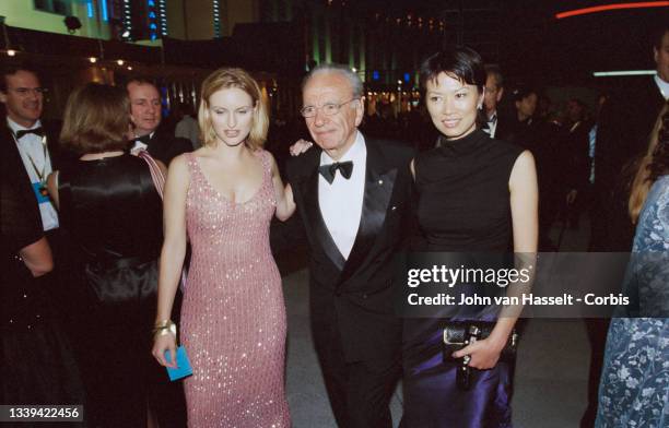 Le magnat de la presse Rupert Murdoch avec, à sa droite, la future épouse de son fils James : Kathryn Hufschmid, et à sa gauche, sa femme : Wendi...