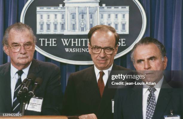 Conférence de presse de l'USIA à la Maison Blanche - De gauche à droite : l'avocat Edward Bennett Williams, le magnat de la presse Rupert Murdoch et...