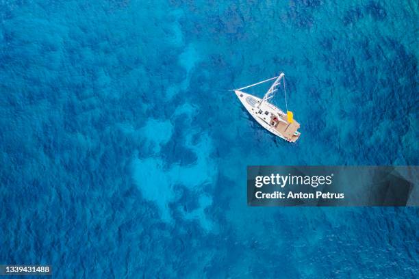yacht in transparent turquoise water. luxury vacation at sea, yachting - 下錨 個照片及圖片檔
