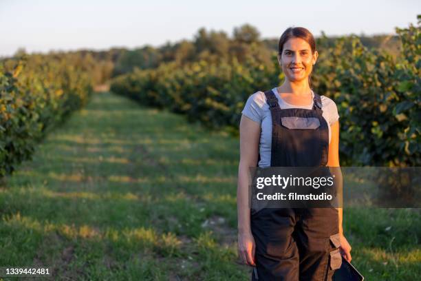 portrait d’une femme agronome dans le verger - rancher photos et images de collection