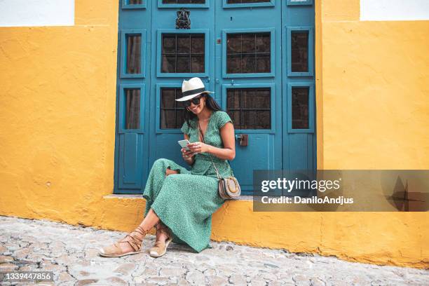 hermosa joven con vestido de verano, retrato - fashion model bag fotografías e imágenes de stock