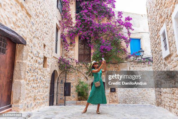 the young woman is enjoying her vacation - ibiza island 個照片及圖片檔