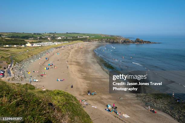 an elevated view of busy bunmahon beach on a summers day - county waterford ireland stockfoto's en -beelden