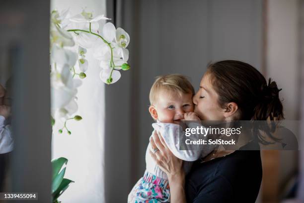 kisses from mummy - stay at home mother stock pictures, royalty-free photos & images