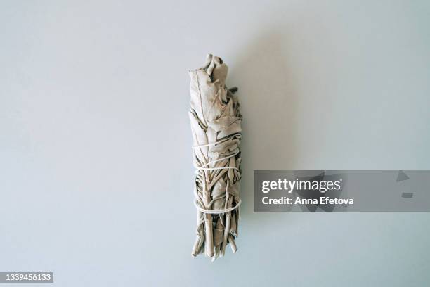 white sage on gray background. set for aromatherapy and rituals. flat lay style - fumigation photos et images de collection
