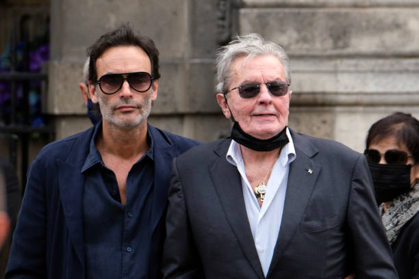 Anthony Delon et son père Alain Delon assistent aux funérailles de Jean-Paul Belmondo à l'église Saint Germin des Prés le 10 septembre 2021 à Paris, France.