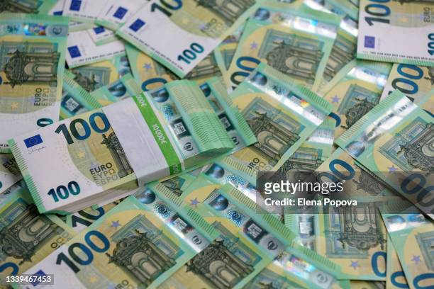 euro banknotes - euros fotografías e imágenes de stock