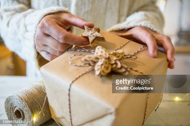 christmas present - gift lounge stock-fotos und bilder