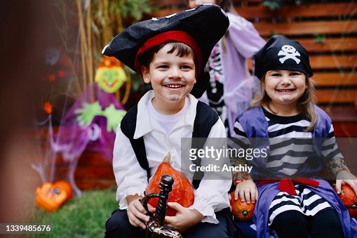Retrato De Hermanos Felices Con Disfraces De Piratas A Juego Para Halloween  Foto de stock - Getty Images