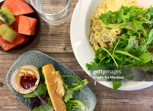 organic and balanced meal tray - ready meal photos et images de collection