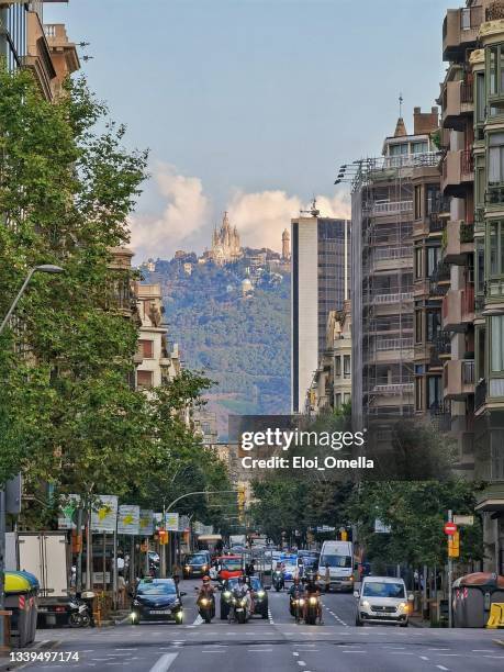 calles de barcelona con tibidabo por la mañana - tibidabo fotografías e imágenes de stock