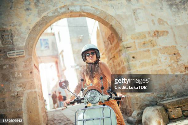 vesping aroung - moped stock-fotos und bilder