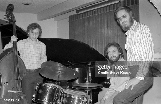 American Jazz musician Bill Evans poses with the members of his Trio, Marc Johnson and Joe LaBarbera, between sets at Rick's Cafe American, Chicago,...