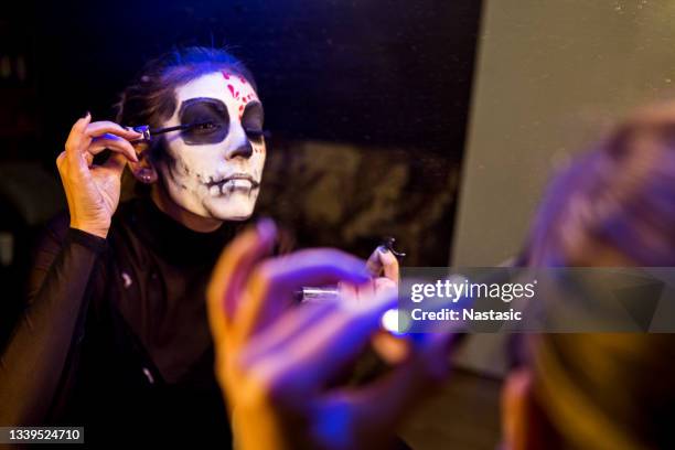 halloween night party beginnt - halloween makeup stock-fotos und bilder