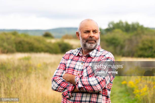 portrait of a mature mixed race man - plaid shirt 個照片及圖片檔