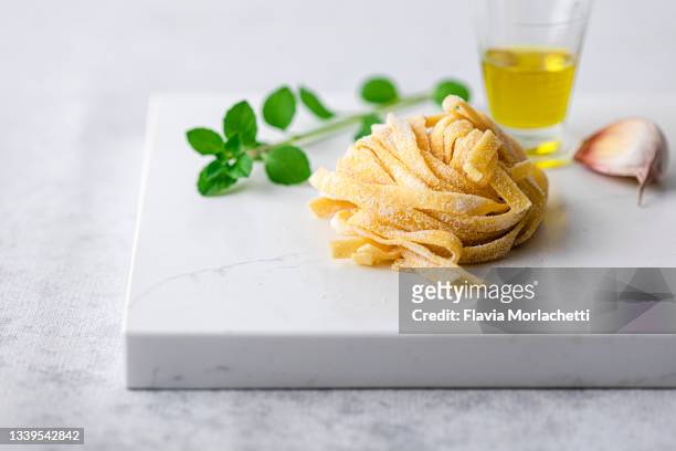 fresh pasta - フェットチーネ ストックフォトと画像