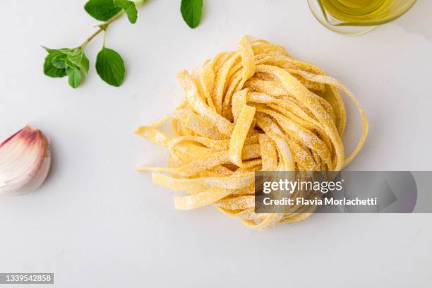 fresh pasta - tagliatelle fotografías e imágenes de stock