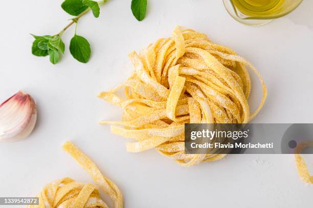 fresh pasta - フェットチーネ ストックフォトと画像