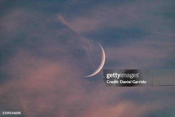 crescent moon during a sunset - maanlicht stockfoto's en -beelden