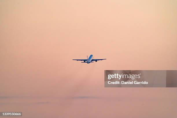 end of the holidays, it's time to go home - turbina fotografías e imágenes de stock