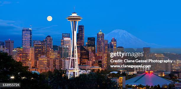 seattle at night - space needle stock pictures, royalty-free photos & images