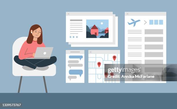 illustrations, cliparts, dessins animés et icônes de une jeune femme planifie un voyage en ligne avec un ordinateur portable sur des sites web - jeunes femmes