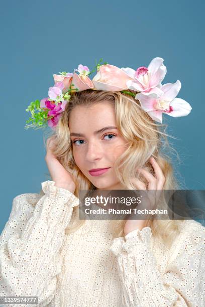 beautiful girl wearing floral crown - flower crown stock pictures, royalty-free photos & images