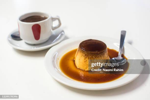 crème caramel dessert and spanish hot chocolate served on a white table - pudim-de-leite imagens e fotografias de stock