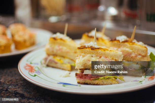 mini sandwich-style pintxos on a plate in san sebastián, spain - san sebastián españa - fotografias e filmes do acervo